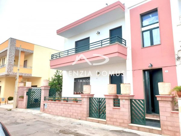 casa indipendente in vendita a Racale in zona Torre Suda