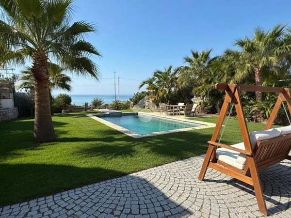 casa indipendente in vendita a Racale in zona Torre Suda
