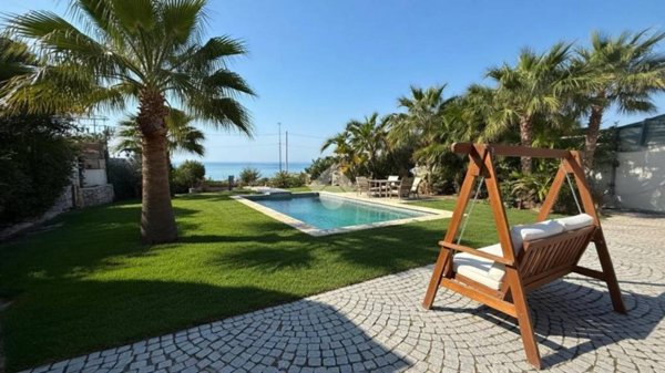 casa indipendente in vendita a Racale in zona Torre Suda