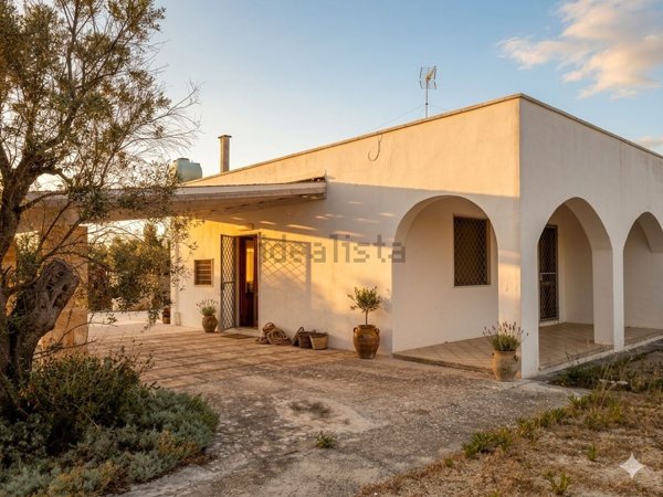 casa indipendente in vendita a Racale in zona Torre Suda
