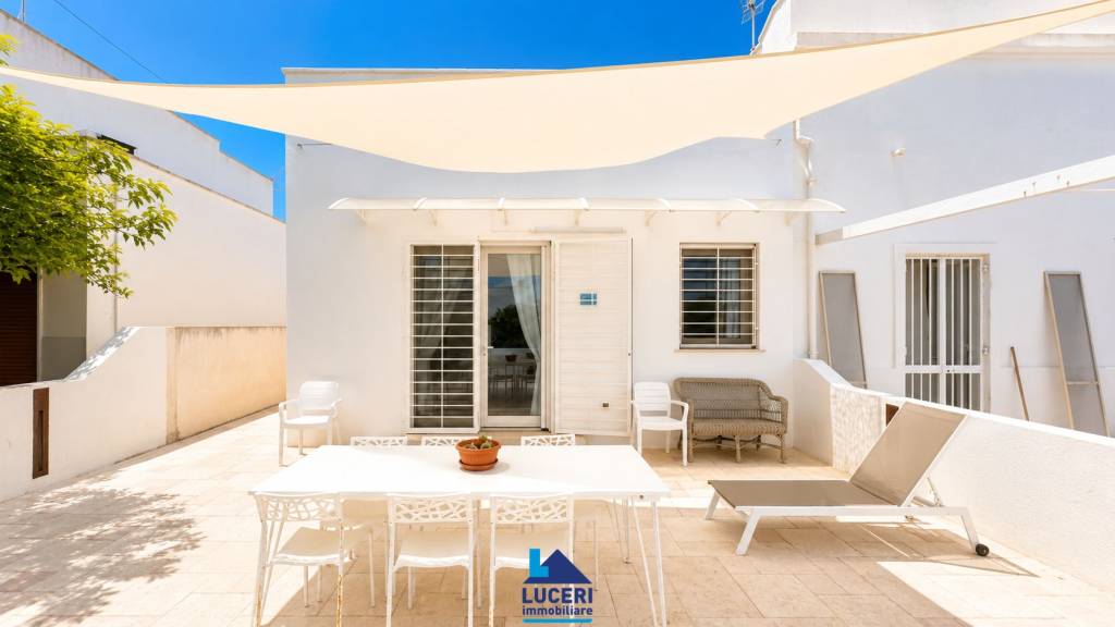 casa indipendente in vendita a Racale in zona Torre Suda