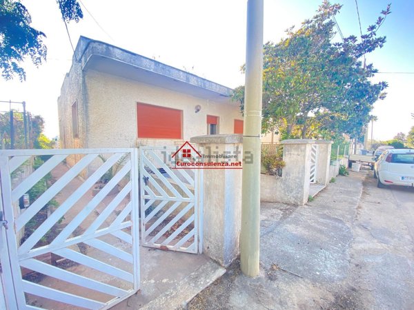 casa indipendente in vendita a Racale in zona Torre Suda
