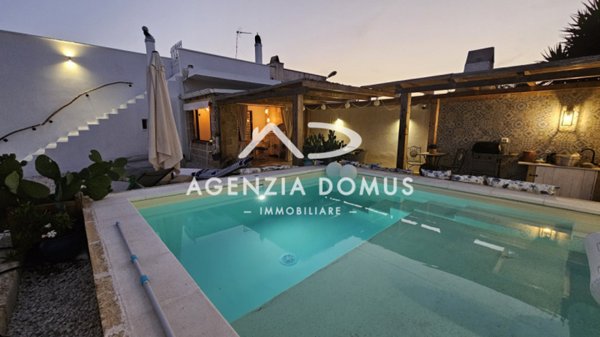 casa indipendente in vendita a Racale in zona Torre Suda