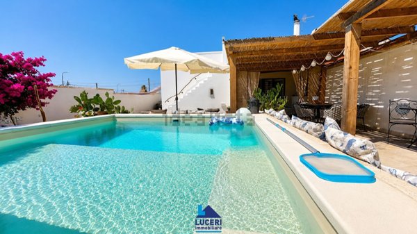 casa indipendente in vendita a Racale in zona Torre Suda