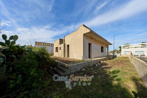 casa indipendente in vendita a Racale in zona Torre Suda