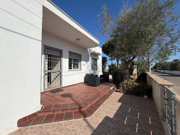 casa indipendente in vendita a Racale in zona Torre Suda