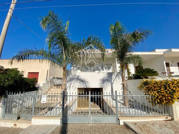 casa indipendente in vendita a Racale in zona Torre Suda