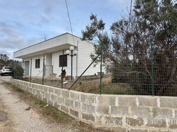 casa indipendente in vendita a Racale in zona Torre Suda