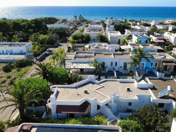 casa indipendente in vendita a Racale in zona Torre Suda
