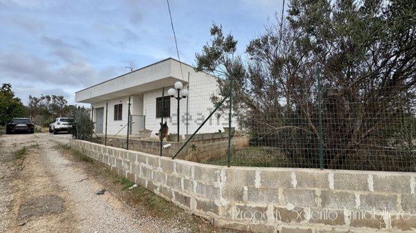 casa indipendente in vendita a Racale in zona Torre Suda