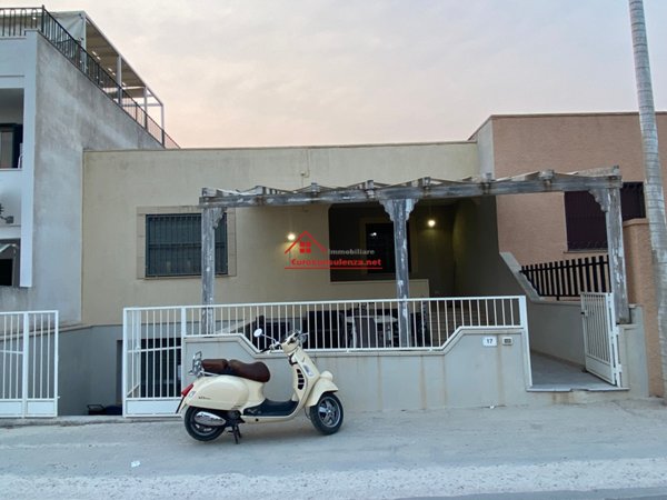 casa indipendente in vendita a Salve in zona Lido Marini