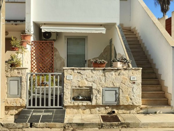 casa indipendente in vendita a Salve in zona Torre Pali