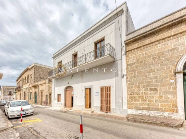 intera palazzina in vendita a Salve in zona Torre Pali