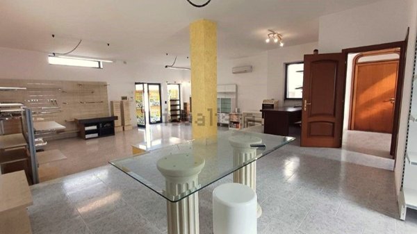 locale commerciale in vendita a Salve