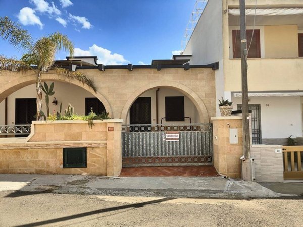 casa indipendente in vendita a Salve in zona Lido Marini