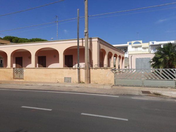 casa semindipendente in vendita a Salve in zona Torre Pali