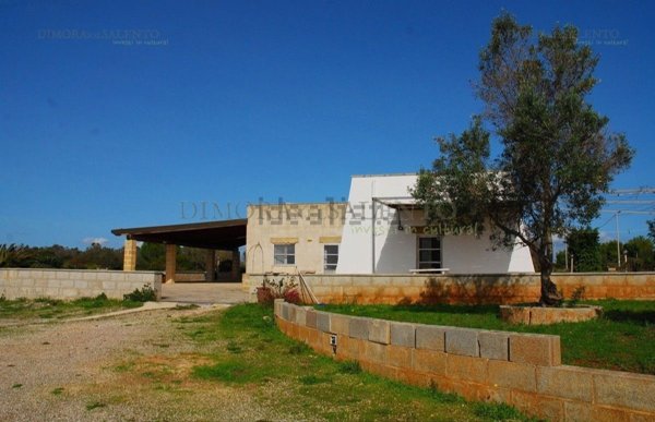 casa indipendente in vendita a Salve in zona Lido Marini