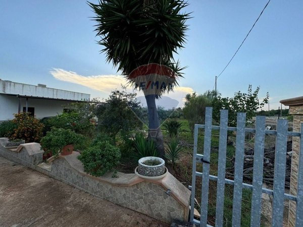 casa indipendente in vendita a Salve in zona Torre Pali