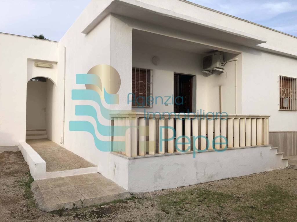 casa indipendente in vendita a Salve in zona Torre Pali