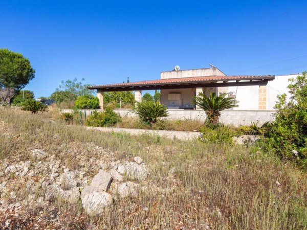 casa indipendente in vendita a Salve in zona Marina di Pescoluse