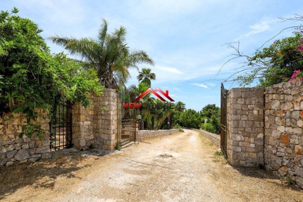 casa indipendente in vendita a Salve in zona Torre Pali