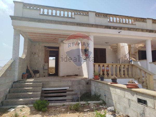 casa indipendente in vendita a Salve in zona Torre Pali
