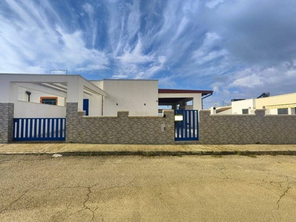 casa indipendente in vendita a Salve in zona Lido Marini