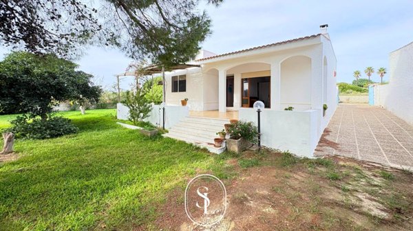 casa indipendente in vendita a Salve in zona Torre Pali