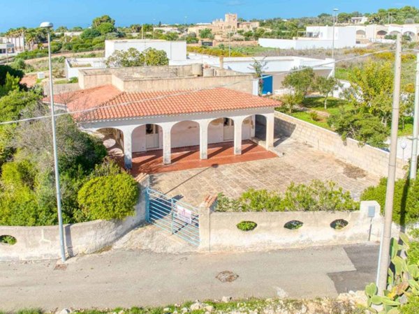 casa indipendente in vendita a Salve in zona Torre Pali