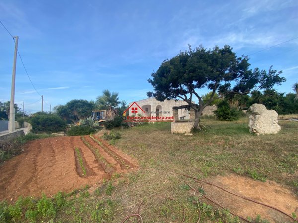 casa indipendente in vendita a Salve in zona Torre Pali