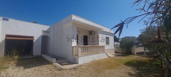 casa indipendente in vendita a Salve in zona Torre Pali