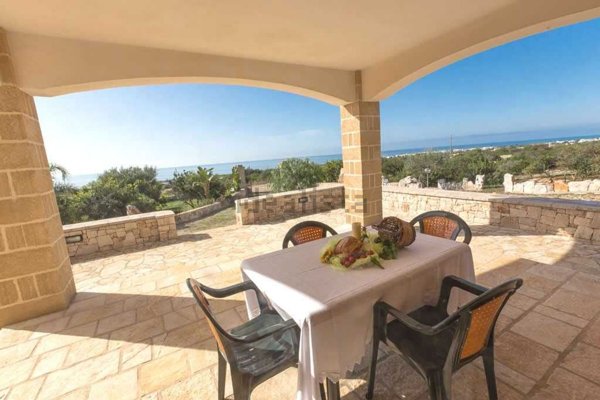 casa indipendente in vendita a Salve in zona Torre Pali