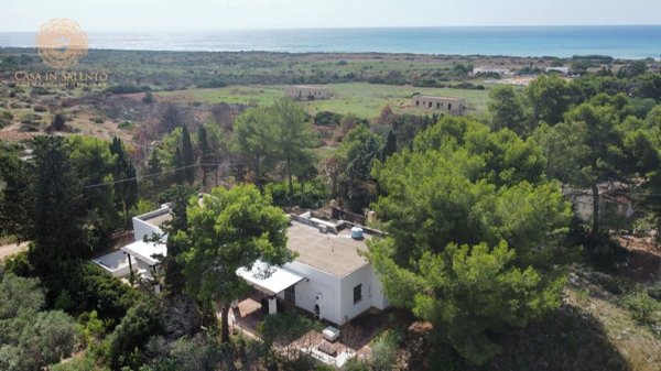 casa indipendente in vendita a Salve in zona Lido Marini