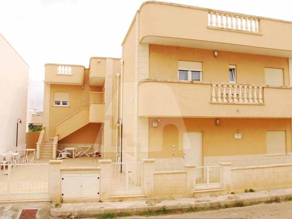intera palazzina in vendita a Salve in zona Torre Pali