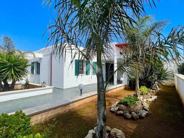 casa indipendente in vendita a Salve in zona Lido Marini