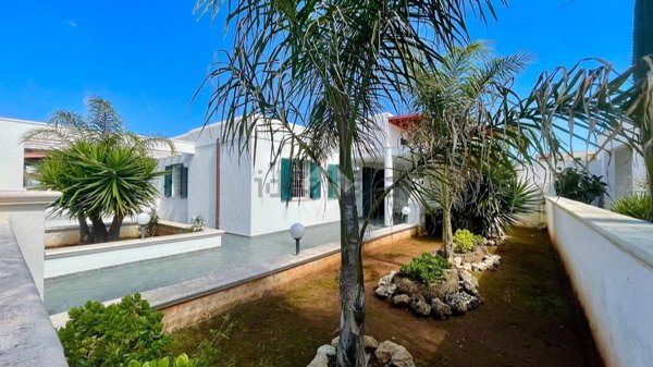 casa indipendente in vendita a Salve in zona Lido Marini