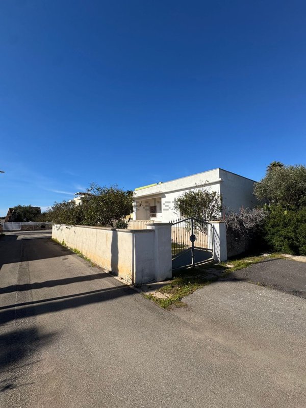 casa indipendente in vendita a Salve in zona Torre Pali