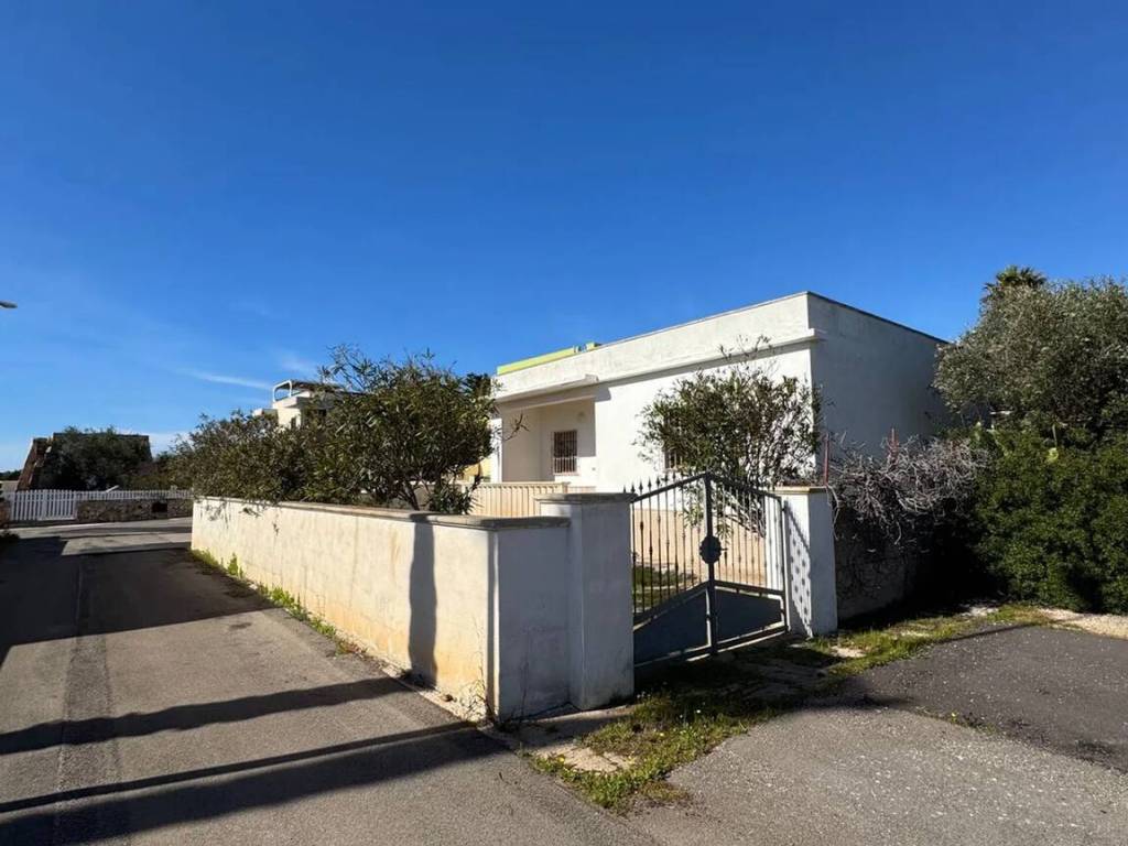 casa indipendente in vendita a Salve in zona Torre Pali