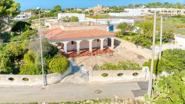 casa indipendente in vendita a Salve in zona Torre Pali