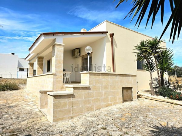 casa indipendente in vendita a Salve in zona Torre Pali