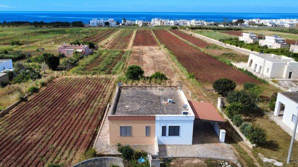 casa indipendente in vendita a Salve in zona Torre Pali