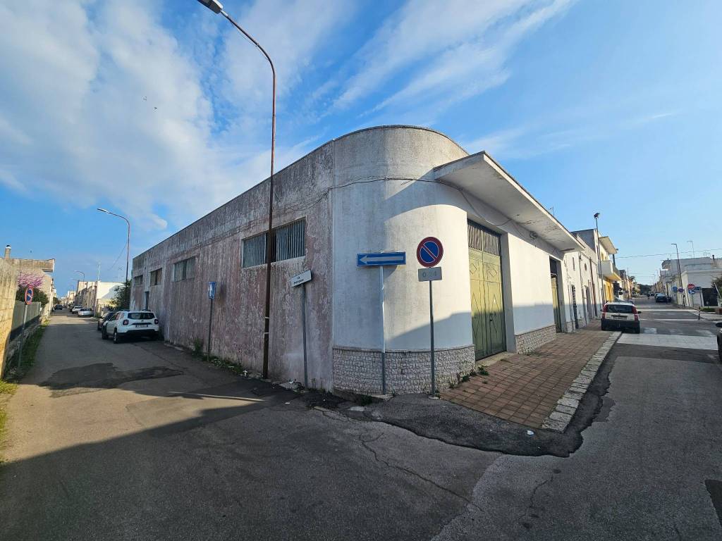 locale commerciale in vendita a Salve