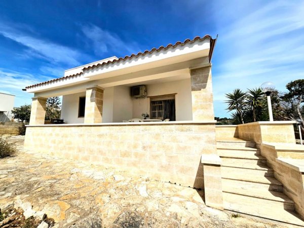 casa indipendente in vendita a Salve in zona Torre Pali