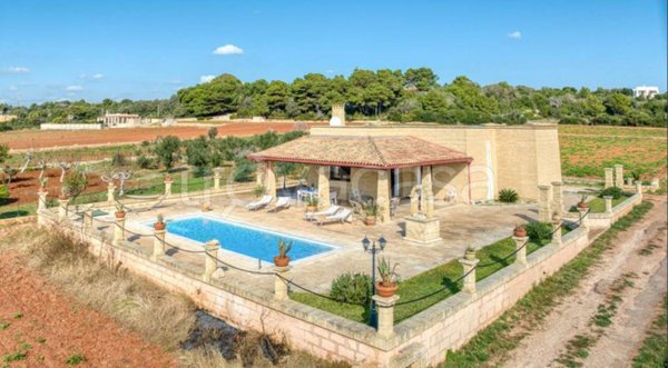 casa indipendente in vendita a Salve in zona Ruggiano