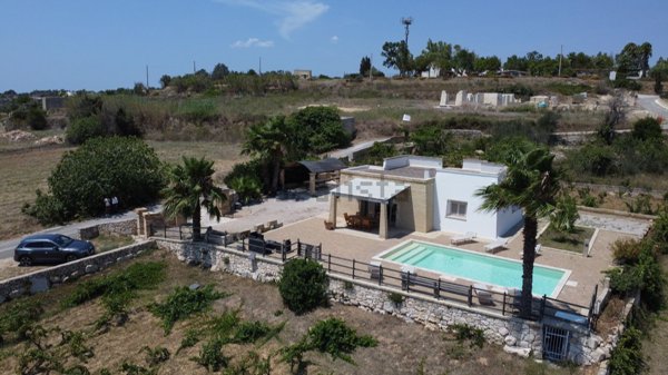 casa indipendente in vendita a Salve in zona Ruggiano