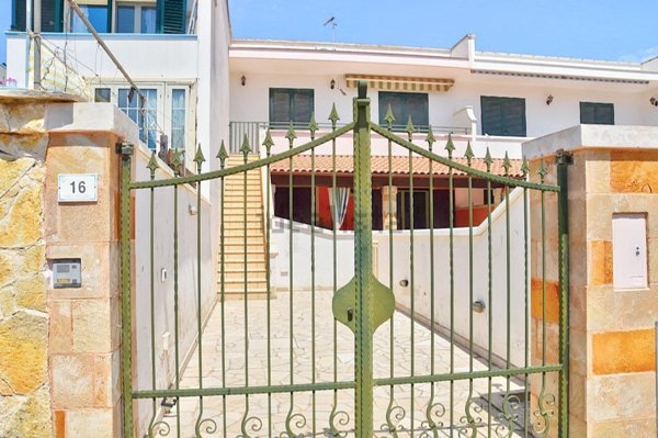 casa indipendente in vendita a Salve in zona Torre Pali