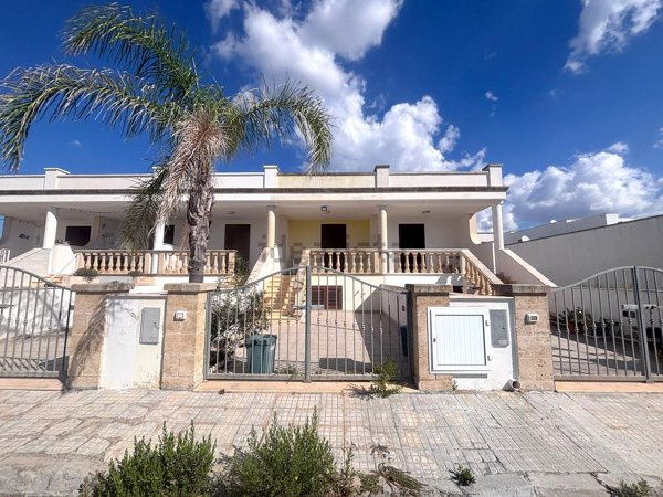 casa indipendente in vendita a Salve in zona Torre Pali