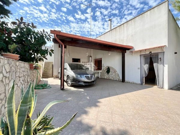 casa indipendente in vendita a Sannicola