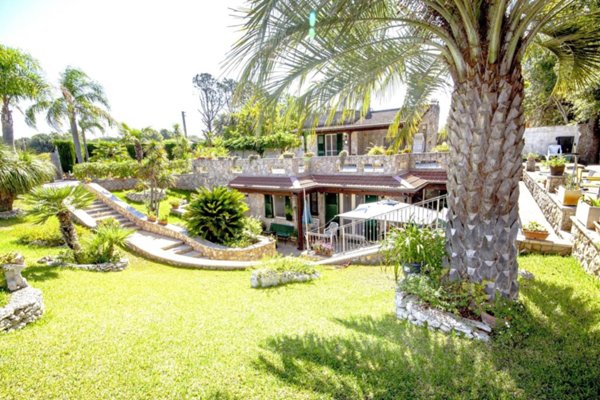 casa indipendente in vendita a Scorrano