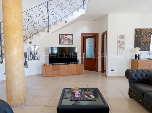 casa indipendente in vendita a Scorrano